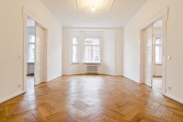 Excellently renovated 4-room old building apartment with representative ambience