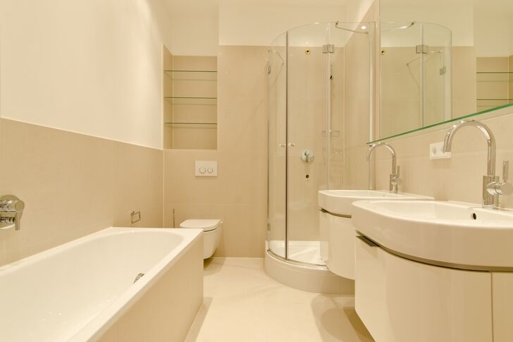 Exklusives Bad mit Wanne und Dusche