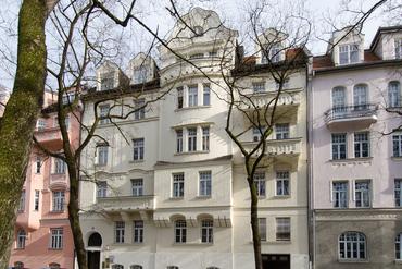Exzellent sanierte 4-Zimmer-Wohnung mit herrlichem Blick in historischem Altbau