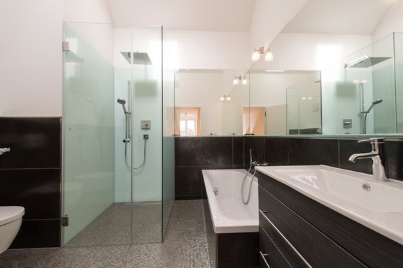 En-suite bathroom with skylight