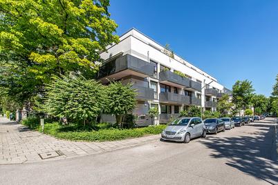Excellently renovated 5-room apartment with three balconies