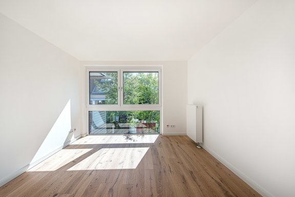 Schlafzimmer mit bodentiefer Fensterfront