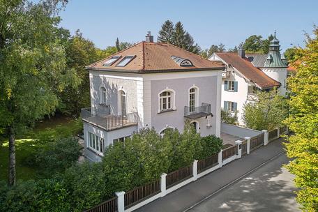 Exzellent sanierte Familien-Villa mit parkähnlichem Traumgarten