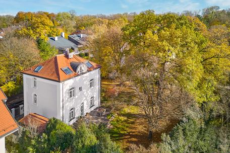 Exzellent sanierte Familien-Villa mit parkähnlichem Traumgarten