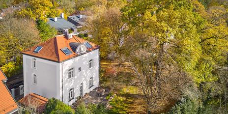 Excellently renovated family villa with park-like dream garden