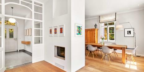 Excellently renovated family villa with park-like dream garden