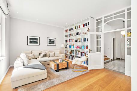 Excellently renovated family villa with park-like dream garden