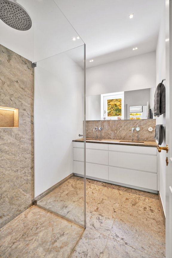 Edle Naturstein-Bäder