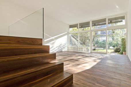 Excellently renovated five-room split-level apartment with south garden