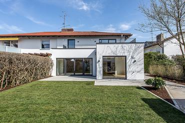 Excellent renovated semi-detached house with garden