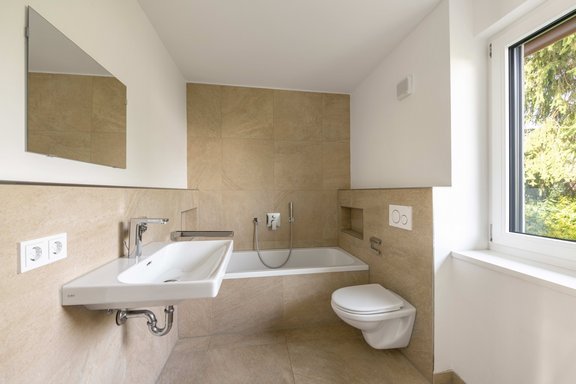 Masterbad mit Wanne und Tageslicht