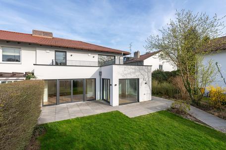 Family-friendly home: Modernized semi-detached house with fantastic garden