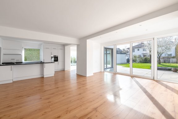Heller Wohnbereich mit Blick in den Garten