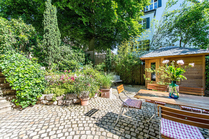 Eingewachsener Garten mit Terrasse