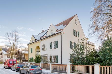 Excellently renovated art nouveau jewel in quiet top location