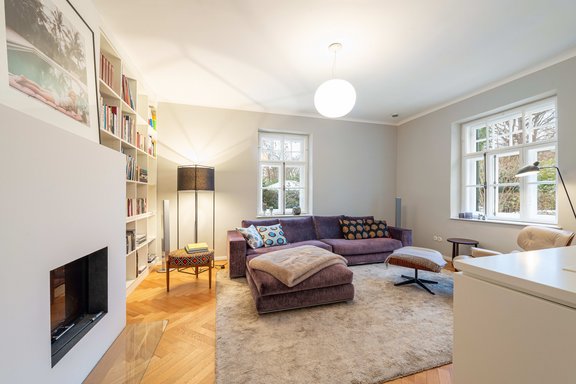 Wohnzimmer mit Kamin