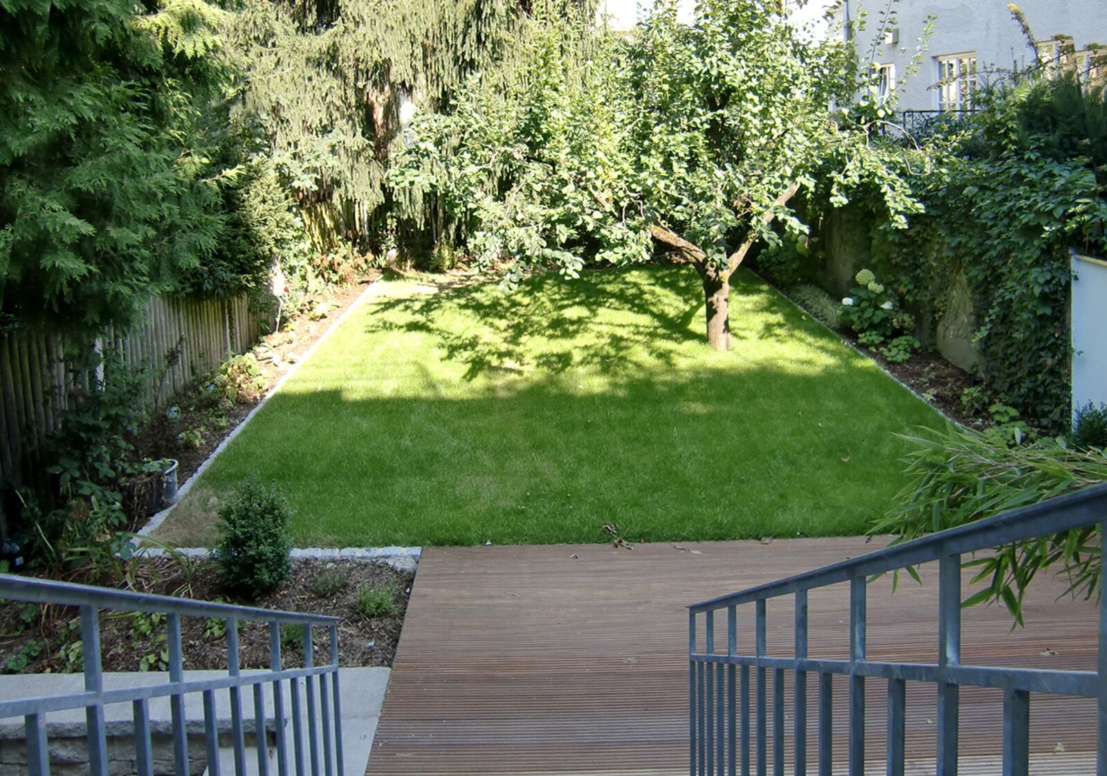 Garten mit Holzdeck