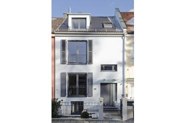 Excellently renovated townhouse in historical environment with open fireplace and beautiful garden