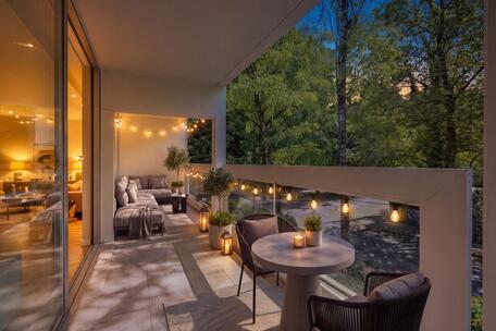 Excellent, quiet location; stylish neighborhood: Spacious 3-room apartment with a loggia