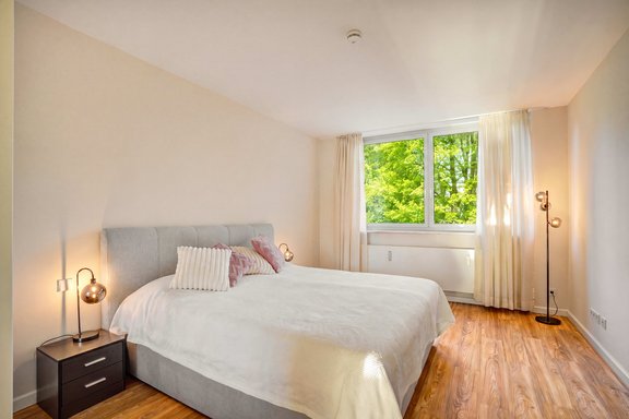 Geräumige Schlafzimmer mit Blick ins Grüne