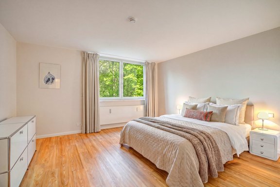 Helles Schlafzimmer (virtuell möbliert)