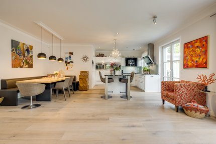 Edle Küche und Essplatz