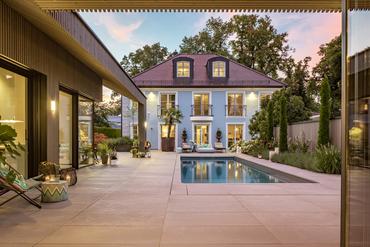 Facettenreiches Ensemble aus klassischer Villa mit Pool und puristischer Dependance
