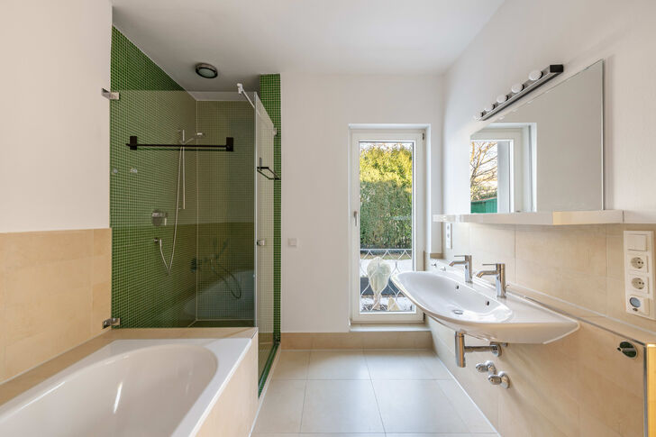 Masterbad mit Wanne und Dusche