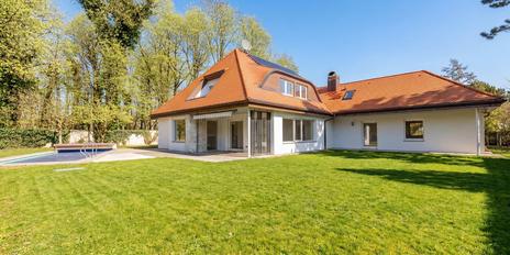 Familiär und vielseitig: Großzügige Villa mit viel Privatsphäre, Garten und Pool