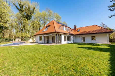 Familiär und vielseitig: Großzügige Villa mit viel Privatsphäre, Garten und Pool