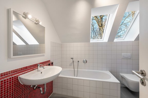 Helles Bad im Dachgeschoss