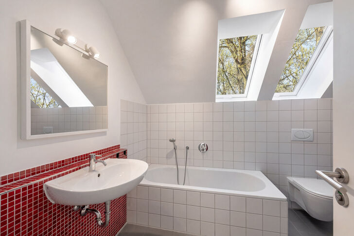 Helles Bad im Dachgeschoss
