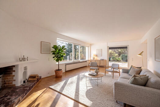 Well-designed living room (virtually furnished)