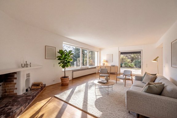 Gut geschnittenes Wohnzimmer (virtuell möbliert)