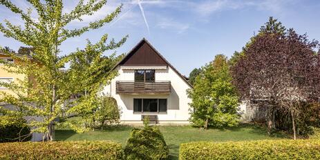 Ein Haus, zwei Möglichkeiten: Familienidyll im Bestand oder Neubau auf 730 m² Südgrundstück