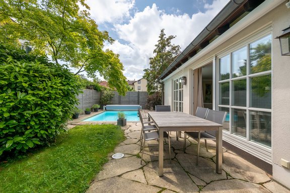 Südgarten mit Salzwasser-Pool