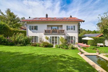 Familiendomizil im edlen Landhaus-Look mit Traumgarten und separater Gästewohnung
