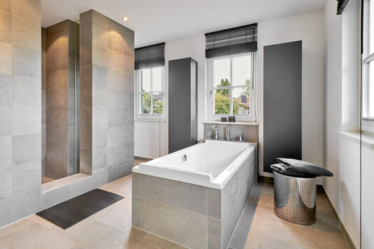 Light-flooded master bathroom with lots of comfort
