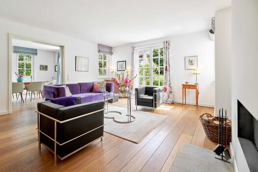 The high-quality, tasteful furnishings convey comfort and a feel-good atmosphere