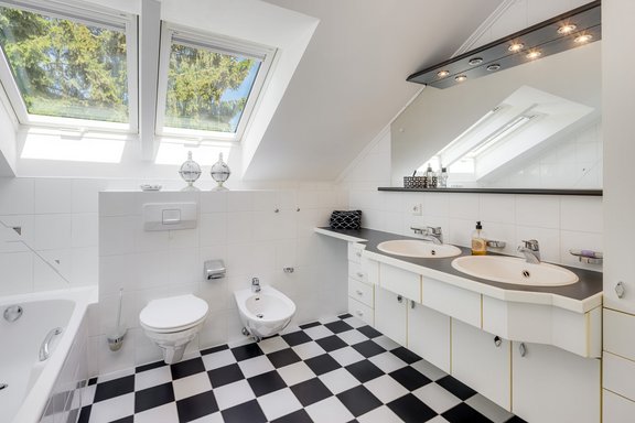 Light-filled children&#039;s bathroom
