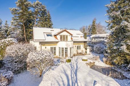 Stylish living: charming villa for families with a large, sunny south-facing garden