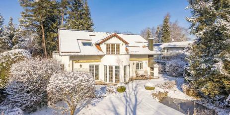 Wohnen mit Stil: Charmantes Villendomizil für Familien mit großem, sonnigen Südgarten