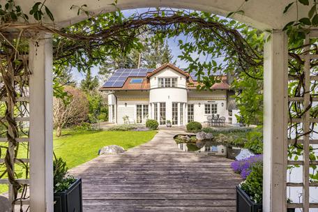 Wohnen mit Stil: Charmantes Villendomizil für Familien mit großem, sonnigen Südgarten