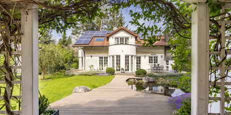 Familiendomizil im eleganten Villenstil mit charmantem, großen Südgarten und PV-Anlage