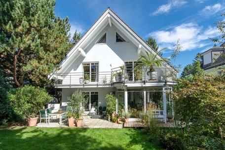 Familiendomizil mit lichtem Wohnambiente und herrlich eingewachsenem Südgarten