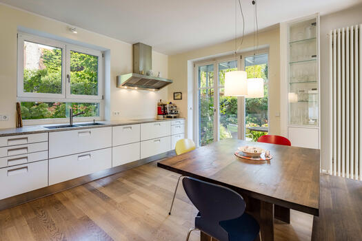 Cozy eat-in kitchen