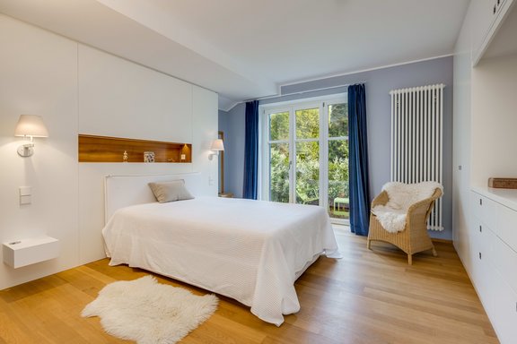 Schlafzimmer mit Maßeinbauten