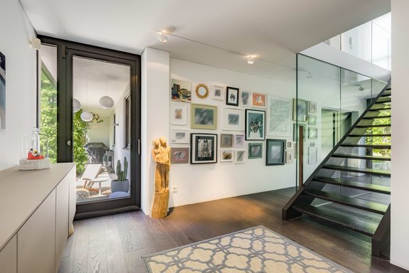 Zentrale Diele mit Treppenhaus