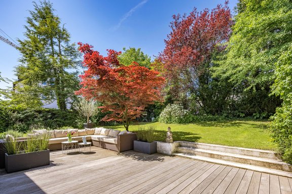 Holzterrasse mit Garten