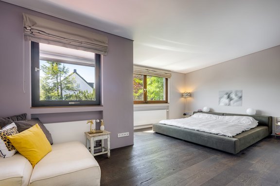 Geräumiges Masterschlafzimmer